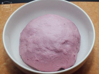 step2: <span class="group_1">麵團</span>材料混合好, 搓至光滑不黏手及可撐出薄膜, 取出滾圓放入容器內, 蓋上濕布或保鮮紙, 發酵至2倍大(約1小時)- 第1次發酵