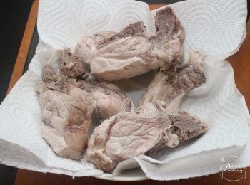 step2: 排骨飛水後用水沖洗乾淨, 然後用廚紙索乾水份