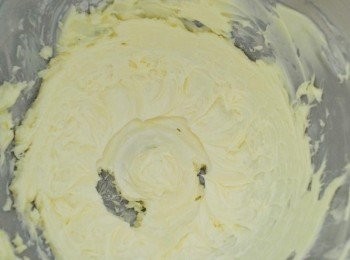 step1: 先將牛油放在室溫至非常軟身（從冰箱拿出來待1－2個小時）用電動打蛋器（中速）打發牛油約4-5分鐘，至顏色變淡及呈乳霜狀