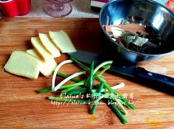 step2: 薑連皮切片 , 蔥切段