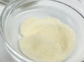 step5: 魚膠粉用1湯匙熱水拌勻直至全部溶化，沒有顆粒。