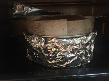 step9: 此步驟可根據個別情況，並不一定需要。

留意，如果中途餅面烘得很深色的話，可以加一塊錫紙輕放在蛋糕面繼續烘焙。