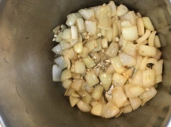 step1: 洋蔥切碎，用油慢火爆香，直至變為半透明及軟身.