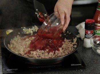 step3: 加入茄膏及茄汁炆煮至滾起, 放鹽及糖調味並試味