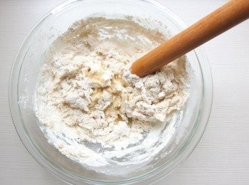 step6: 用擀麵棍稍微攪拌一下,再加入橄欖油,攪拌成糰狀。