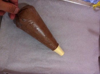 step6: 然後裝入擠花袋。