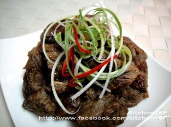 step7: 完成囉！擺上蔥絲和辣椒絲，一口牛肉，一口蔥絲辣椒絲〜好好吃^___^