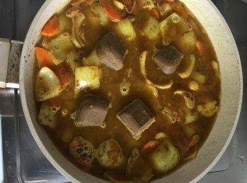 step4: 水滾後加入咖哩塊，轉小火將咖哩塊煮到融化。