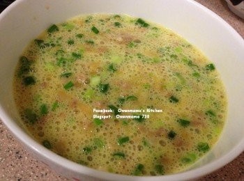 step4: 肉冷卻後下蛋， 再下1／2 茶匙魚露調味