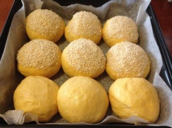 step6: 把麵團掃上清水，然後印在芝麻上，放在焗盤，進行第二次發酵1小時