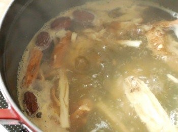 step4: 在鍋中加入醉雞料（除杞子外）、薑、清雞湯和水，以大火煮滾後，調至小火，蓋上煮30分鐘。