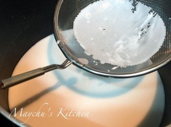step2: 椰汁與粟粉先拌勻至沒有顆粒。煲滾220毫升水，椰汁混合物過篩加入滾水中，拌勻後加糖和鹽，煮滾至如火山岩漿般濃稠。