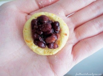 step3: 取一小部分南瓜面团，然后用手指压扁再紧密的包起来。