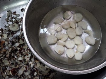 step7: 馬蹄洗去泥，刨皮洗凈