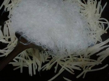 step9: 倒入粉絲炒至乾身