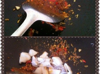 step2: 取出鍋加入適量的食油，油熱蒜蓉，蔥碎紅辣椒碎下鍋爆香。