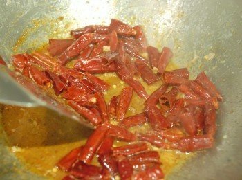 step4: 然後下辣椒乾，辣椒粉及花椒粒，炒一分鐘，令辣味散發