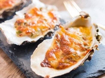 step10: 放入己預熱至 200°C 的焗爐中層，烤約 10 分鐘至表面金黃色即成。