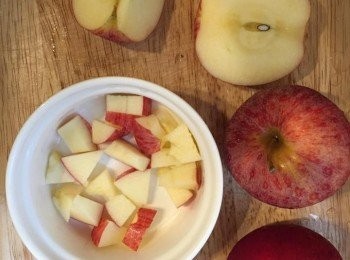 step1: 蘋果切粒，放入焗杯，