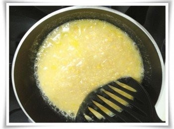 step2: 奶油融化後加入玉米醬~~ 炒至沸騰!!!