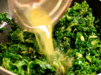 step4: 放入檸汁/檸檬皮, 加入鹽, 快速炒熟後熄火