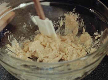 step7: 將蛋漿分5次著少倒入麵團內用膠刮拌勻混合好