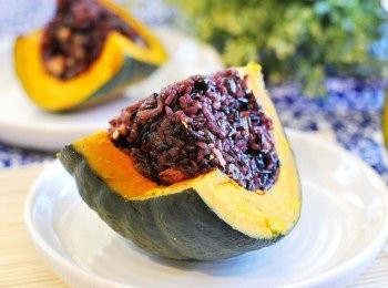 step13: 美味紅豆紫米飯端上桌，豔麗的紫色與黃色對比相當促進食慾，咬在嘴裡粒粒清晰的料頭層層堆疊出不同香氣與甜味，舒服的甜度吃起來令人安心，熱著吃軟糯暖胃，放涼了吃Q彈有咬勁。