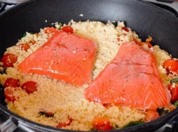 step6: 然後放上三文魚（魚皮在下方），加蓋，用中小火煮7至10分鐘，至魚全熟