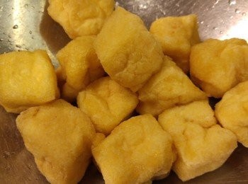 step1: 豆腐卜浸水後揸出水份,從覆以上動作直至水份清澈,乾身剪成三角型備用。