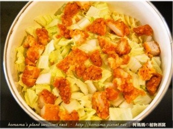 step5: 雞米花加熱，切成塊狀後，也直接放入碗中。