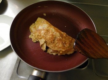 step5: 翻面煎至起司融化(小火)勿煎過久，蛋會老喲