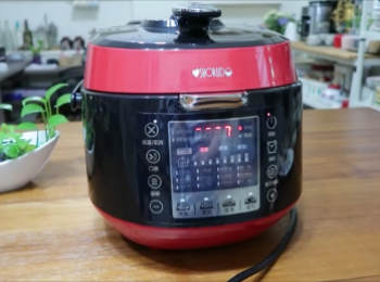 step8: 今天特別運用由人因科技開發設計，
2017全新上市微電腦壓力萬用鍋來做這道料理，
顛覆以往對壓力鍋刻板印象，
不但外型很具時尚感，(桃粉搭配上黑色外觀)
除了擺放好看易搭，手提搬動也方便。
而且在使用順手度和功能上也十分齊全貼心喔。