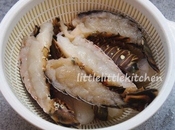 step1: <a href="https://bit.ly/3CaaqmB" target="_blank" data-keyword="龍蝦尾" class="guide-link"><strong>龍蝦尾</strong></a> <span style="display:inline-block;vertical-align:middle;margin-top:-3px;color:initial;border-radius:3px;padding:2px 3px;font-size:12px;line-height:14px;background:#87d300;color:#fff;">即買</span> 解凍，剪開兩邊