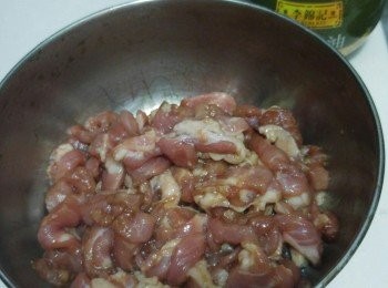 step1: 梅頭切成絲,用少許生抽,麻油,豆粉略略調味。
