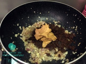 step1: 做法：
1.   先將牛用切片，加梳打粉同水撈勻，醃10-20分鐘。
2.   煲水烚牛肉，過冷河備用。
3.    乾蔥頭同蒜頭切碎，盡量碎。
4.    中小火開鑊，爆香乾蔥頭同蒜頭，
        炒到香再加燒酒，令佢更香。