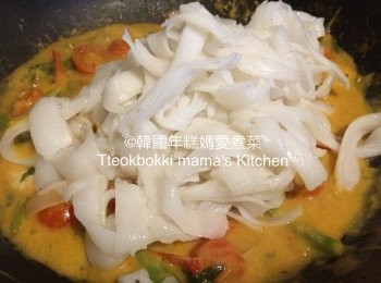 step6: 喇沙醬開始滚起後，加入河粉炒勻即可。