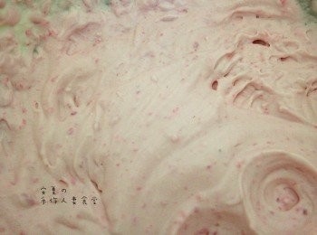 step5: 打發好的鮮奶油加入50g的果泥(盡量不要用到汁)攪拌均勻，放入冰箱冷藏備用