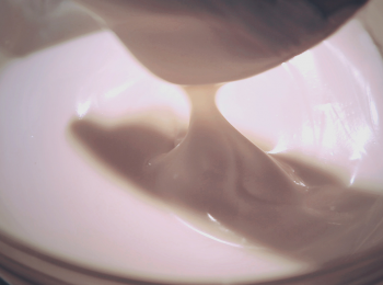 step4: 接著將白朱古力鈕加入可可油脂，同樣用熱水座溶用膠刮攪拌