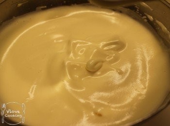 step4: 然後將碗座在溫水上, 用電動打蛋器打至淡黃色, 提起電動打蛋器時留下痕跡並能維持最少5秒