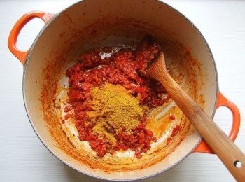 step9: 加入印度香料粉炒香。