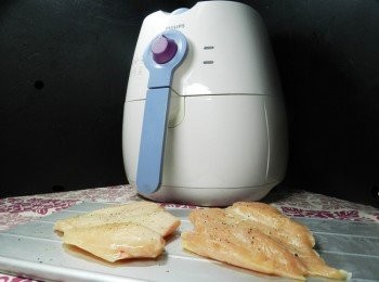 step1: <a href="https://bit.ly/2ZxapeY" target="_blank" data-keyword="雞排" class="guide-link"><strong>雞排</strong></a> <span style="display:inline-block;vertical-align:middle;margin-top:-3px;color:initial;border-radius:3px;padding:2px 3px;font-size:12px;line-height:14px;background:#87d300;color:#fff;">即買</span> 先片薄，加入胡椒粉、鹽醃一下