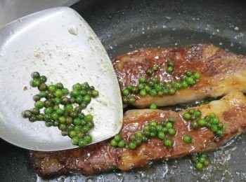 step7: 撈一點煎過綠葫椒的油淋在牛排上