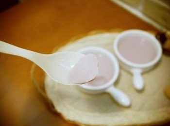 step9: 立刻用湯匙挖一口來吃~~這滋味充滿著光泉鮮乳的牛奶風味..散發著葡萄水果香氣!!!口感咕溜咕溜的~~滿像水果優格的呢~~真是神奇的牛奶軟糖果凍呀!!還滿適合帶著小朋友一起動手做呢~吃著光泉鮮乳牛奶軟糖果凍當點心真是不錯呢:)