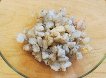 step3: 蝦仁切丁，與蛋白、米酒、鹽及白胡椒順向抓勻攪拌出黏液