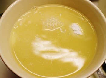 step4: 浸蝦米水加入粘米粉拌勻至無粉粒的粉漿