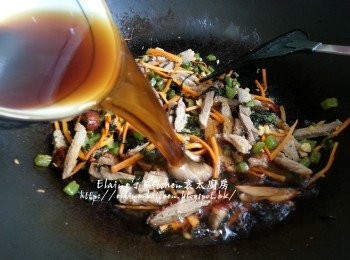 step5: 再加入<span class="group_2">調味料</span> , 米粉及銀芽拌勻 , 快炒至汁料收乾一半