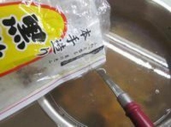 step3: 電鍋外鍋放一杯水,開關跳起再悶5分鐘,拿出趁熱加入沖繩黑糖拌至溶解即可享用