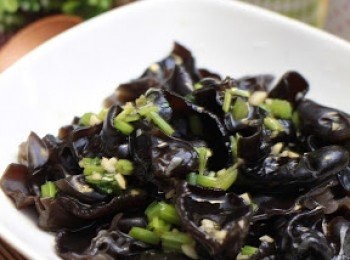 step5: 調味材料拌勻，取出雲耳，加入<span class="group_2">調味料</span>拌勻即成。