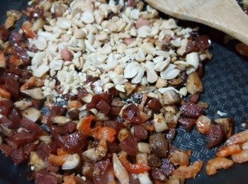 step9: 熄火,加入花生炒勻