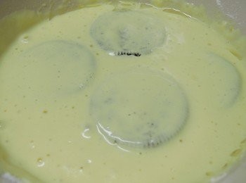 step3: 油熱道約160度時，就可以把OREO放入麵糊中，如何測試160度呢，就是把筷子直放入油中，筷子四週會出現小泡泡，或者是滴麵糊進油中，麵糊快速浮起來就可以囉!!